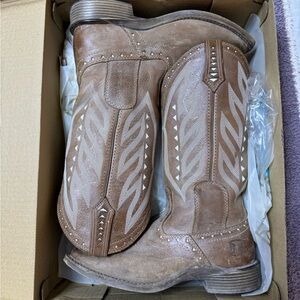 Noble Women’s Square Toe Vintage Boots